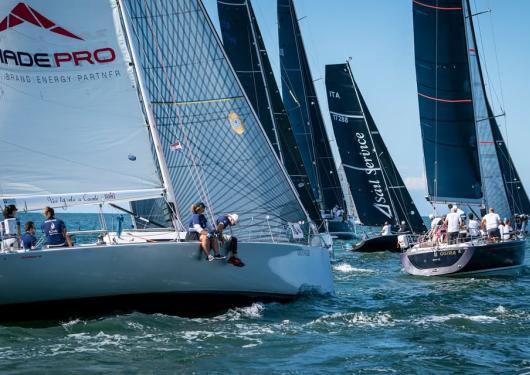 Segelregatta mit günstigem Wind und klarem Himmel.