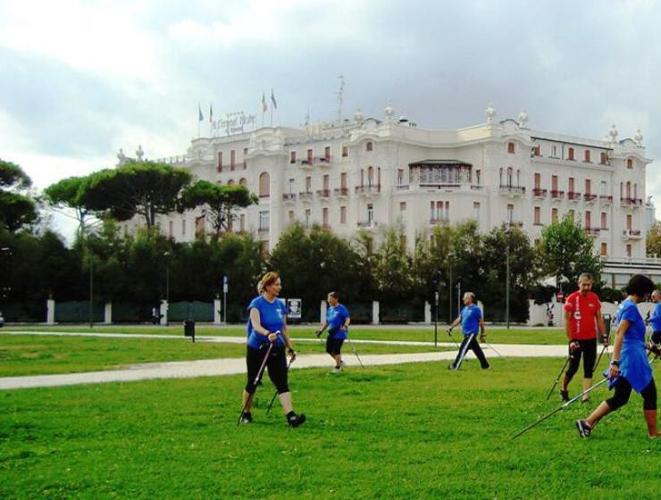 Nordic Walking sulla Spiaggia: Benessere e Movimento a Rimini